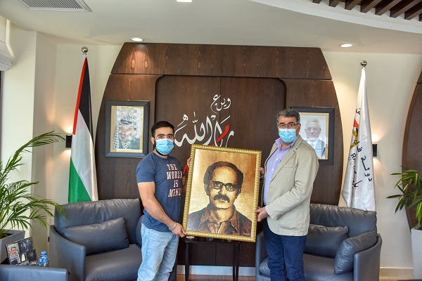 الفنان أيمن صايج يهدي بلدية رام الله لوحة للمناضل حنا ميخائيل
